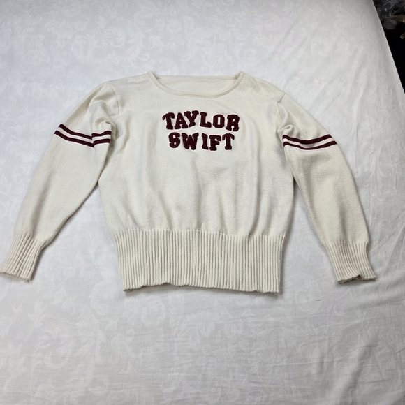 Taylor Swift Collegiate RED Era Knit Sweater Size L - Picture 6 of 10